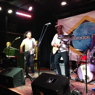 Namorados da Lua performing at La Pena