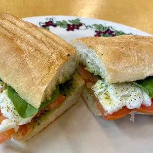 POMODORO &amp; MOZZARELLA
Mozzarella fior di latte, tomato, oregano, basil