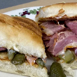 PASTRAMI
Cornichons (French pickles) mustard.