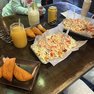 Salchicha papa xtreme, Empanadas de Carne, limonada natural, Natural juice (maracuyá), Colombiana Soda