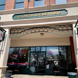 the entrance to the restaurant