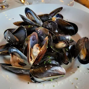 a plate of steamed mussels