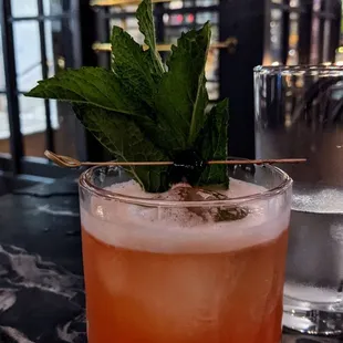 SUNSHINE &amp; SMOKE - DEL MAGUEY MEZCAL, GRAPEFRUIT, LIME, SPRITE