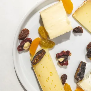 Indulge in an unforgettable lunch in Los Angeles with our handpicked selection of cheeses and charcuterie.