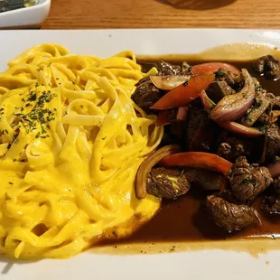 Lomo Con Fettuccine a La Huancaina