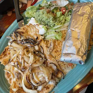 Pechuga mexicana (grilled chicken with grilled onions)