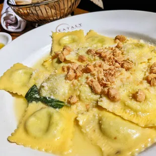 Ravioli Di Ricotta Con Mandorle