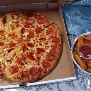 Large pizza with Potatoe wedges