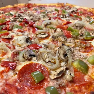 5 topping pizza of mushrooms, green peppers, onions, sausage, and pepperoni