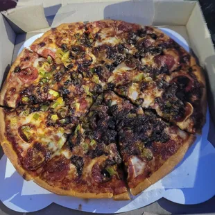 Burned medium pizza. Garbage!