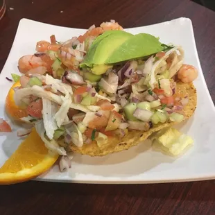 Tostada mixta de mariscos