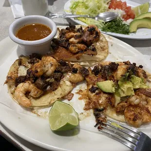 Tacos de queso con carne y camarón!