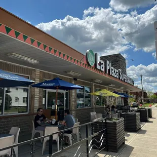 La Plaza Supermarket, patio open 2022