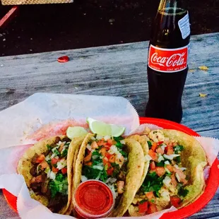 Tacos de carne asada y pollo con Coca-Cola Mexicana!!!