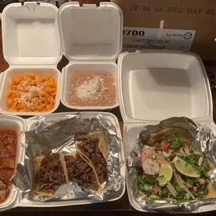 Tacos asada, cabeza, pollo y carne en chile rojo con arroz y frijoles