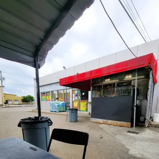 a table and chairs in front of a store