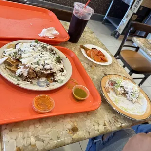 Taco de papa y Nachos de asada