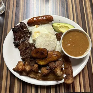 BANDEJA PAISA CON ENTRAÑA