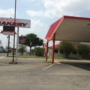 It looks almost like an old sonic or whataburger on the outside