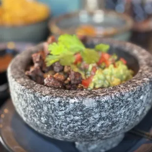Guac w/ ribeye chicharrones