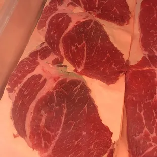 I dont think green is normal on raw meat