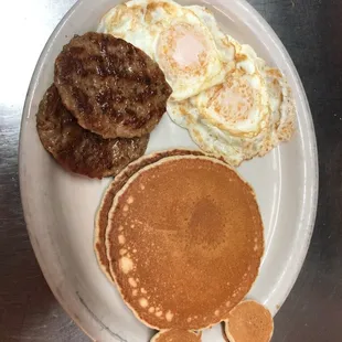 a plate of breakfast food