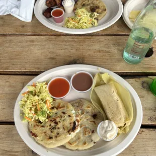 Pupusa Combo, Tamal de Elote.