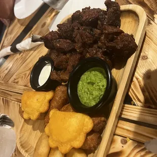Picada de chicharrón con arepa, empanada y deditos