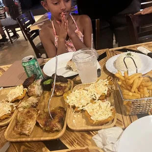 Pollo a la brasa, papitas, tostones, arroz