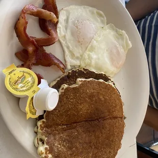 Huevos with pancakes and bacon