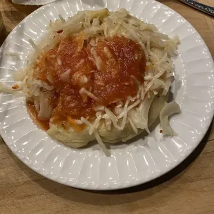 Pupusa de jalapeño with the cabbage and salsa.