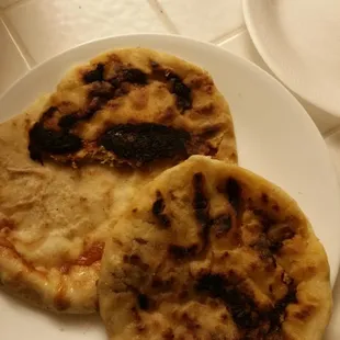 Como pueden vender algo quemado ? Les cuesta reemplasar una pupusa? Prefieren perder un cliente que perder un dolar....