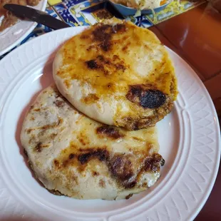 Pupusa De Chicharon Con Queso.