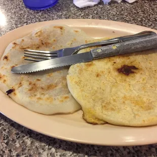 In the left pupusas de arroz the other is regular pupusas de chicharrón and queso