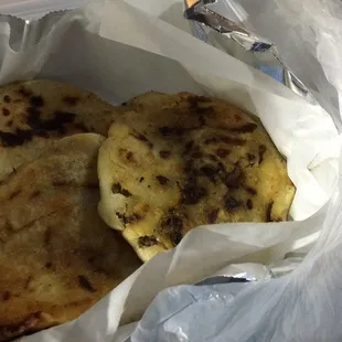 Pupusas de camarones, chorizo, etc