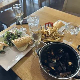 Moules Frites a la Provencale