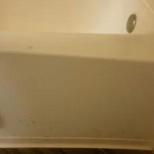 Dirty tub- nice way to start a relaxing stay