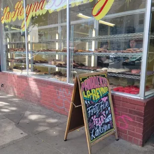 a sign for la reyna bakery