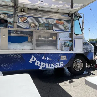La Reina de las pupusas food truck @6th/kings canyon