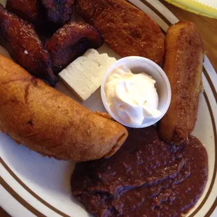 Desayuno campesino. Fried plantain, fried corn tamale and meat pie with beans.