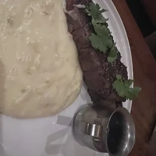 Steak and mashed potataoes