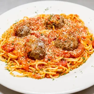 a plate of spaghetti and meatballs