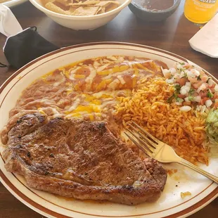 Really  good   this cut if mean so good  carne azda and a chesse  enchilada