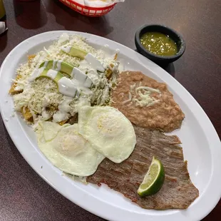 Chilaquiles verdes con sesina...