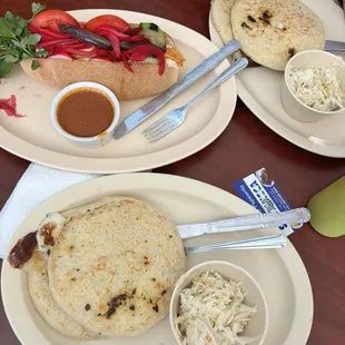 Pupusa revuelta y calabaza &amp; pan con pollo.