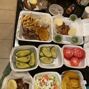 Bandeja Paisa Chicharrn Carne Asada Orden Empanadas de Carne x 4 Hogao Avocado