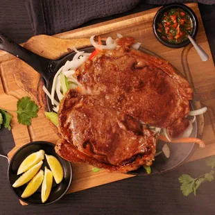 Churrasco, acompañado de arroz, tostones, papas fritas y ensalada.