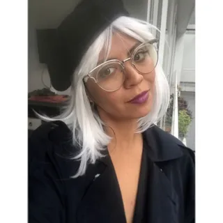 Lola L.