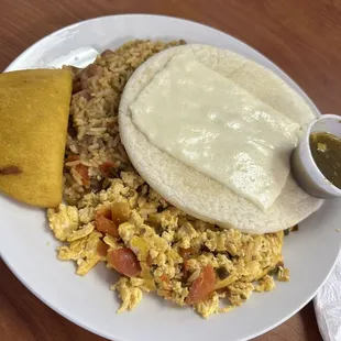 Calentado con Huevos, Arepa y Queso Empanada Colombiana de Carne