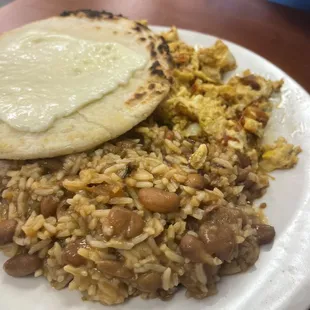 Calentado con Huevo Arepa y Queso